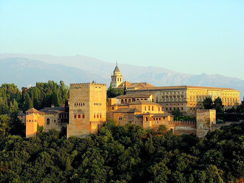 Vue de l'Alhambra de Grenade, en Espagne. Architecture européenne ou arabe. Un masque habitable ou une mosquée ?