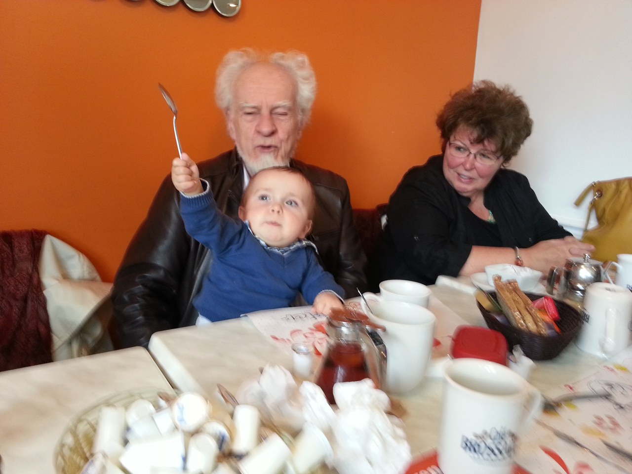 Mon fils a une irrépressible tendance à pointer le plafond d'un geste énergique.
